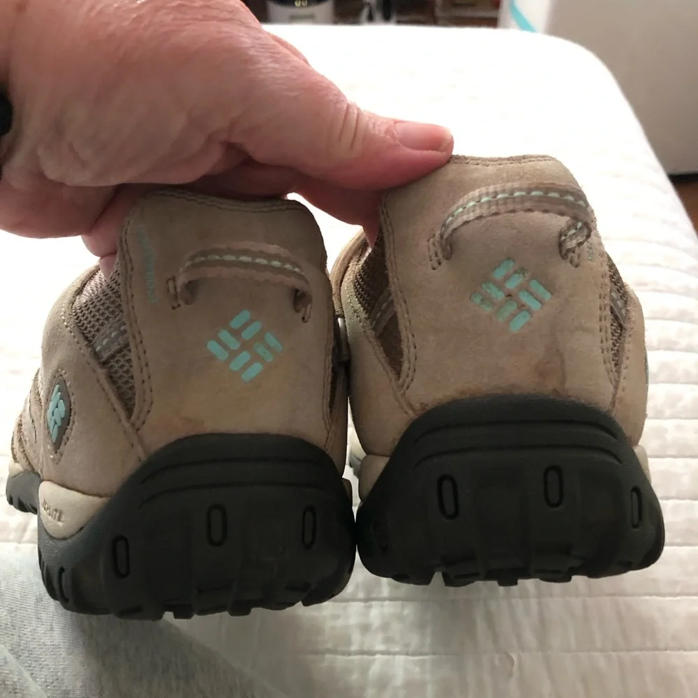 Columbia Women's Redmond Low hiking shoes Taupe Tech Lite/Omni Grip Soles Sz 10